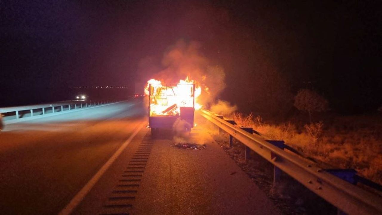 Konya'da seyir halindeki otomobil alev alev yandı
