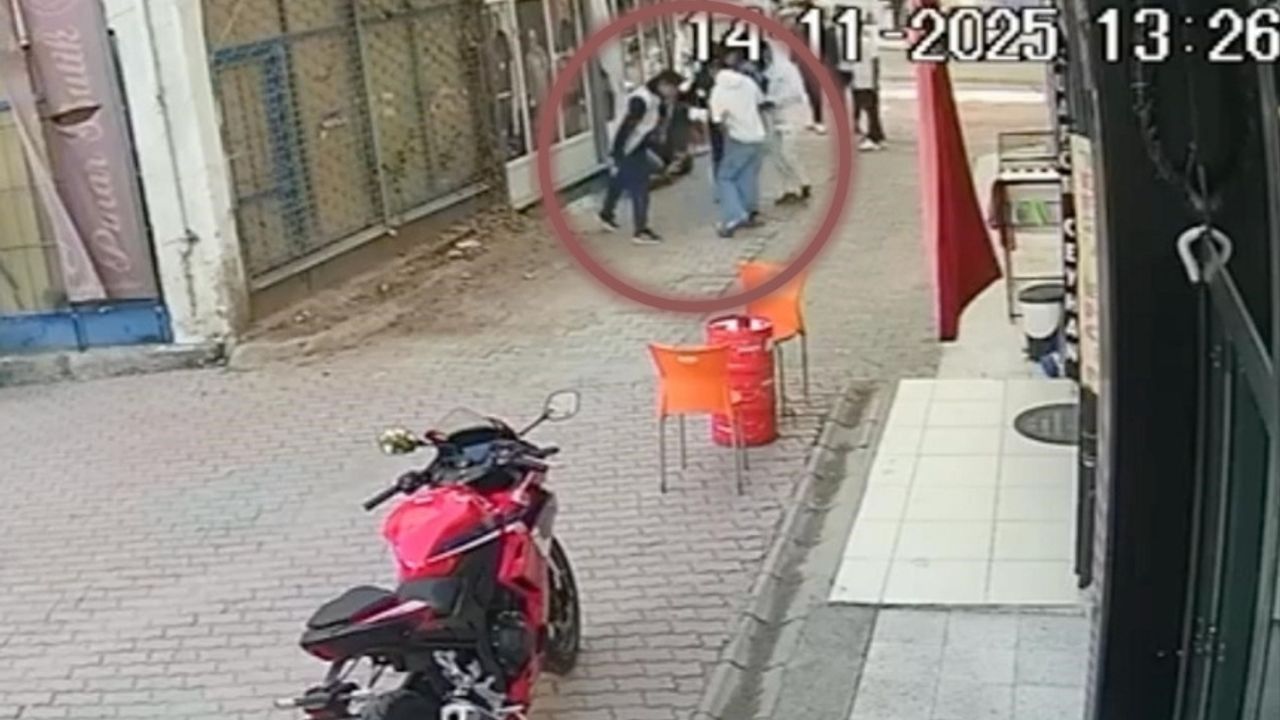 Kumluca'da sokak ortasında bıçaklı kavga! Şüpheli hiçbir şey olmamış gibi uzaklaştı