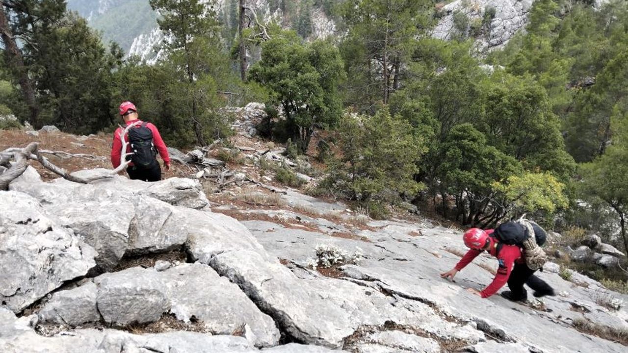 Likya Yolu'nda mahsur kalan yürüyüşçüyü kurtarma anları nefes kesti
