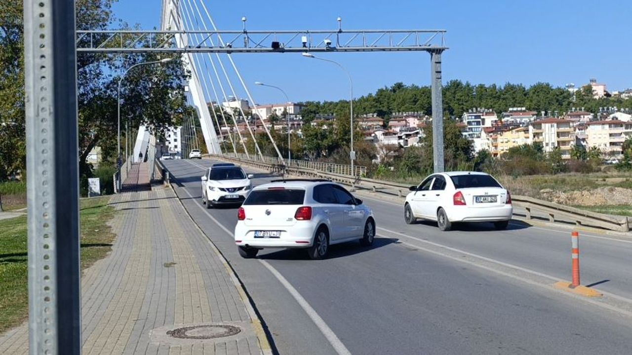 Manavgat’ta köprü girişinde kaza