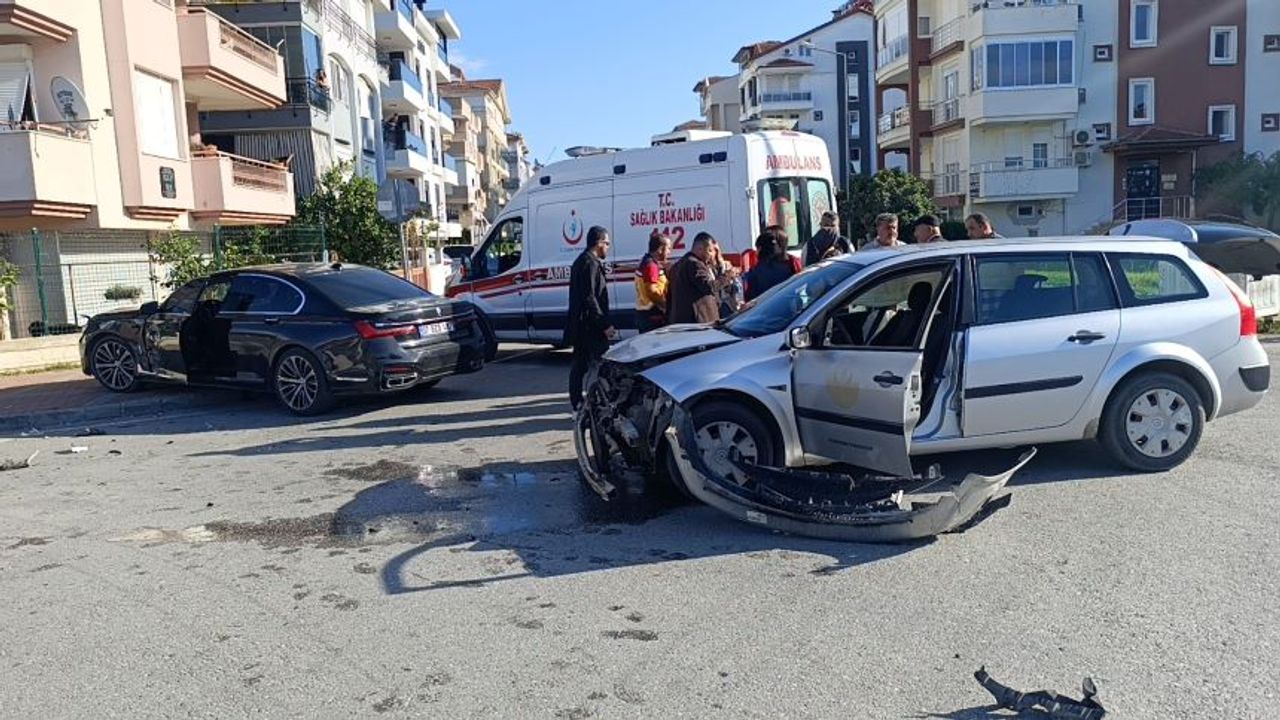 Manavgat'ta resmi araç kaza yaptı