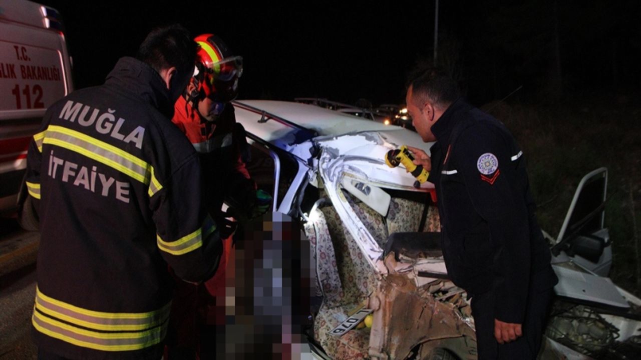 Muğla Menteşe'de alkollü sürücü direğe çarptı: Anne ve kızı yaralandı