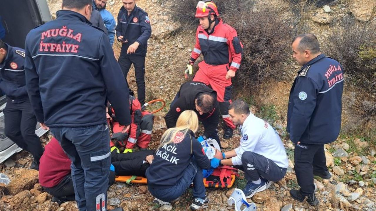 Muğla'da minibüs devrildi: Can pazarında 13 kişi yaralandı