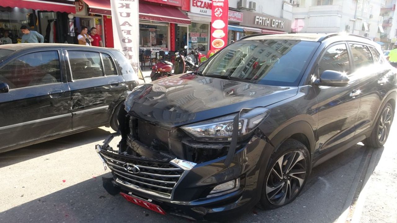 Antalya'da zincirleme kaza: Kaymakamın makam aracı çarpışmaya karıştı!