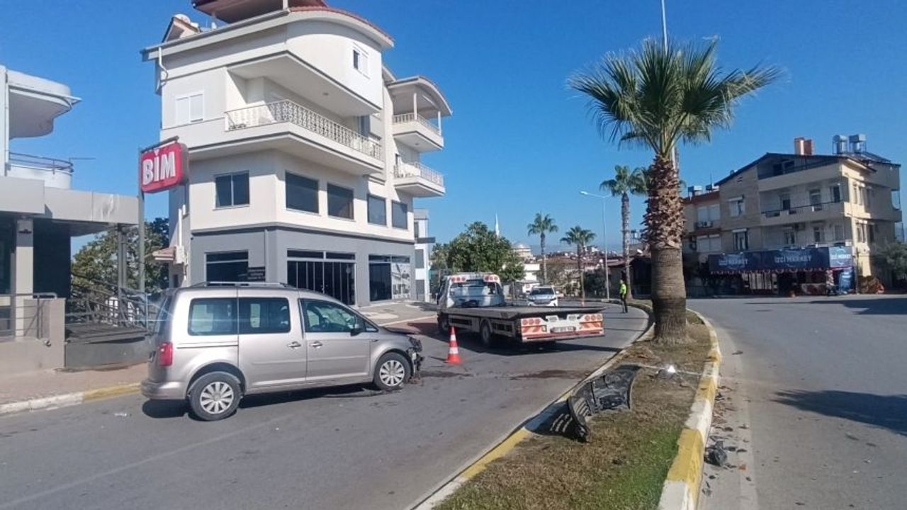Manavgat’ta palmiyeye çarpan araçta sürücü yaralandı