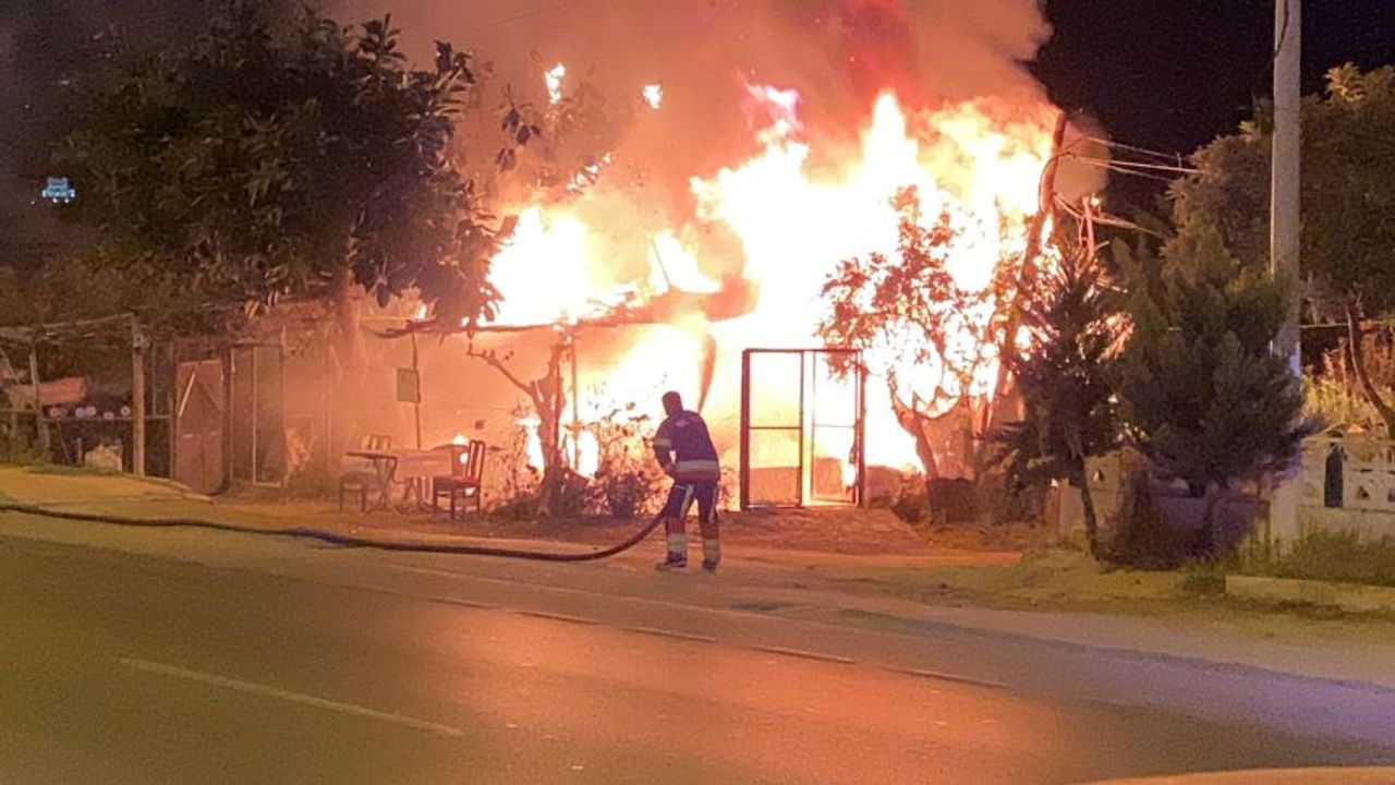 Petrol istasyonun yanındaki baraka alev aldı