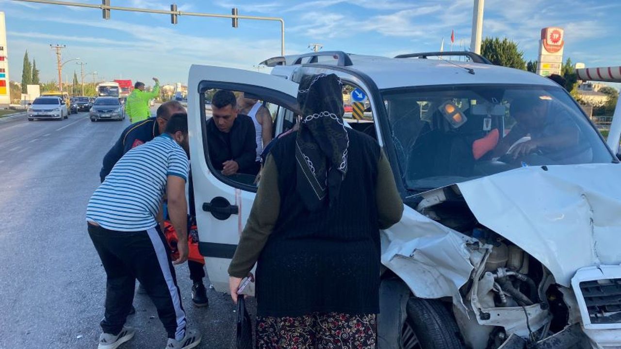 Serik'te korkutan kaza: 4 kişi yaralandı