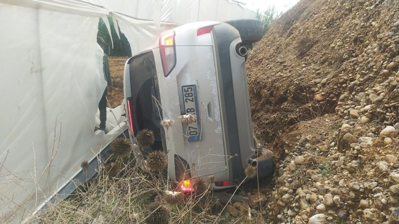 Serik'te otomobil seranın yanına devrildi: 5 kişi yaralandı