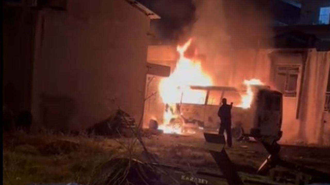 Serik'te park halindeki minibüs alev alev yandı