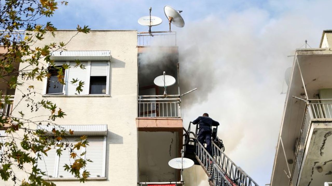 Antalya'da apartman dairesinde yangın paniği