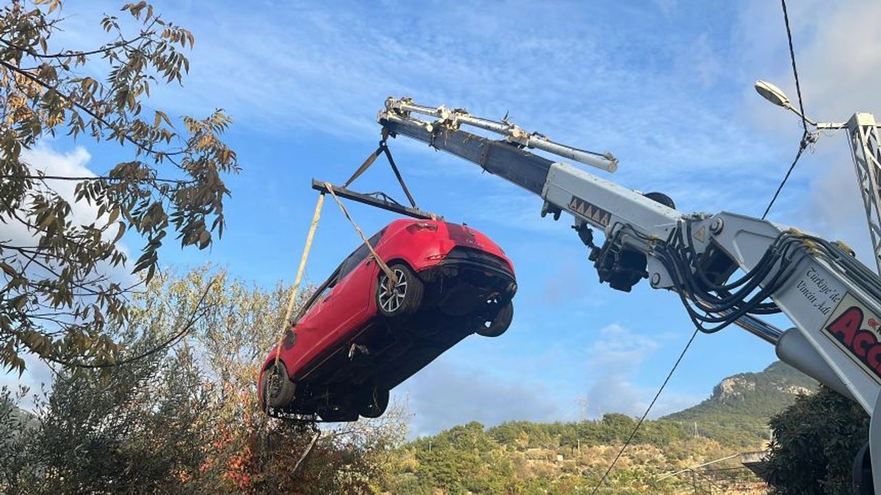 DSİ borusu patladı, otomobil portakal bahçesine sürüklendi