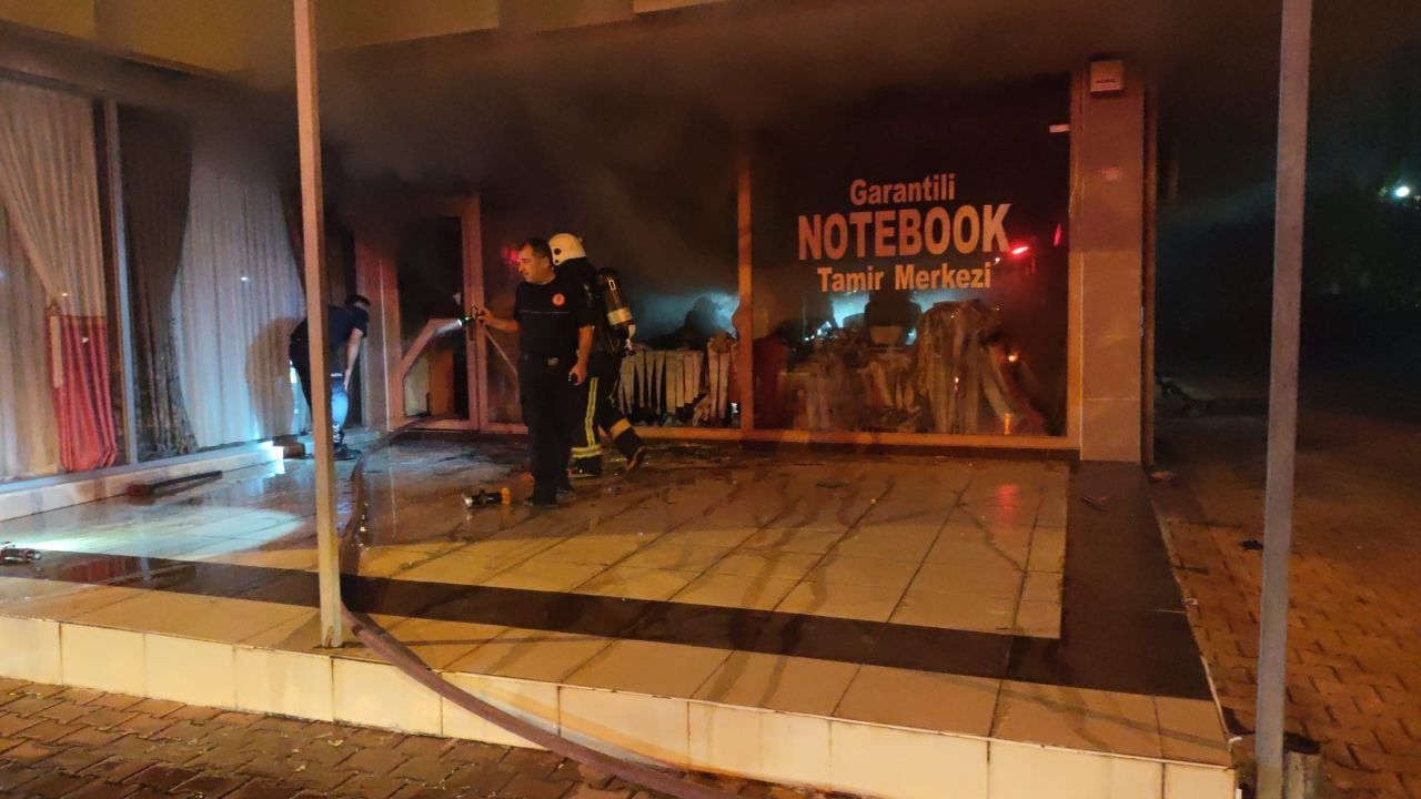 Konyaaltı'nda Yangın: Bilgisayar Dükkanı Kül Oldu, Sahibi Yıkıldı