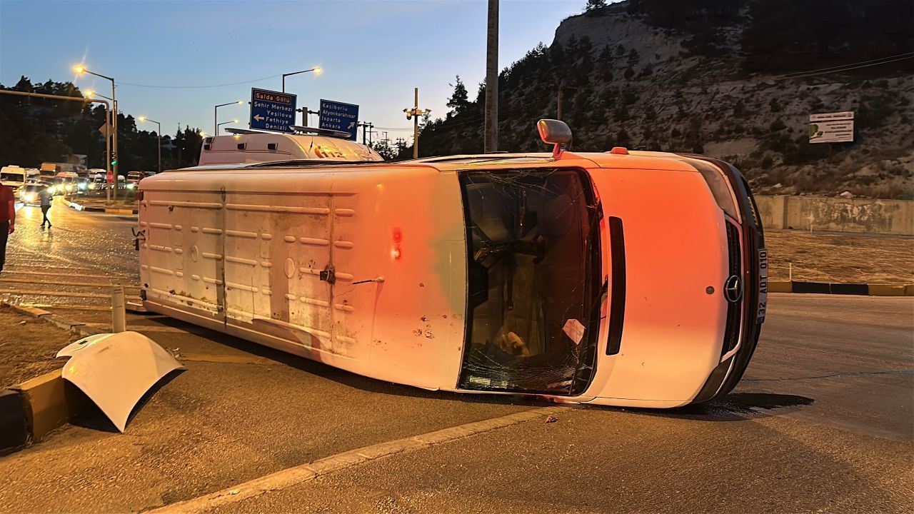 Burdur'da Minibüs Devrildi: 9 Yaralı