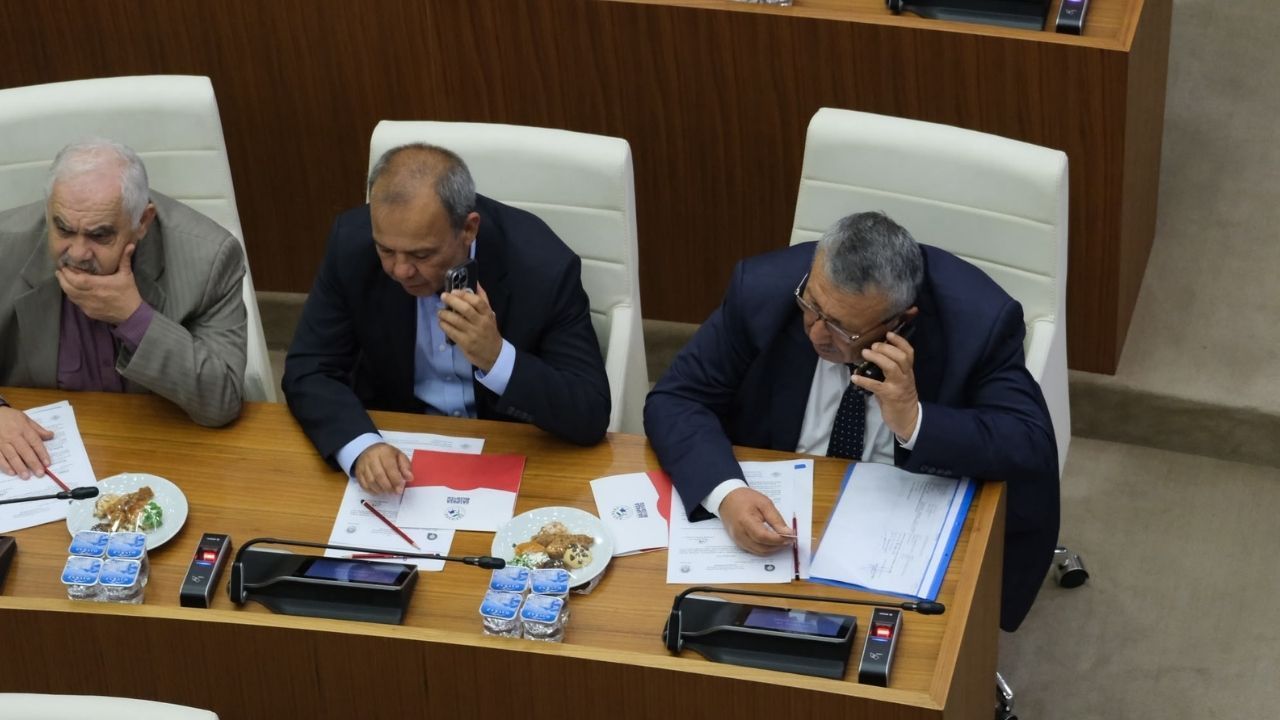 Ak Parti iddialarını çürüten kare! Meclis’te YENİ’lerle yan yana oturdu