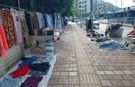 Antalya’da kaldırım mağazası! 10 liraya gömlek burada…
