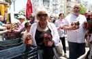 Antalya Büyükşehir'den annelere jest! 25 bin çiçek dağıtıldı