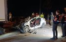 Mersin'de otomobil, tırın altında hurdaya döndü! 2 ölü