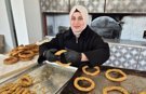 Babasının yanında başladı, Eğirdir’in "Simitçi Gamze ablası" oldu!