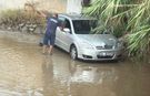 Bodrum'da dere yatağındaki araçları su bastı