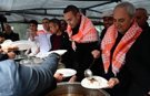 Kepez’de çifte bayram! Başkan Kocagöz vatandaşlara kendi elleriyle ikram etti