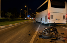 Alanya'da otobüsün sıkıştırdığı motosikletli ölümden döndü