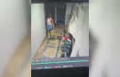 Kepez’de ayakkabı hırsızı kadın kameraya yakalandı