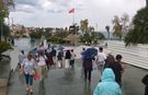 Antalya’da yağmur sürprizi! Turistler şemsiyelerini açıp gezmeye devam etti