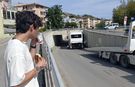 Otobüs alt geçitte sıkıştı, vatandaş simit-ayran eşliğinde izledi!