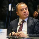 Muhittin Böcek kimi işaret etti: “Partisi aday göstermedi, adliye koridorlarını aşındırıyor”