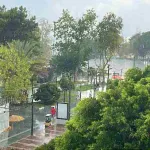 Antalya'da temmuz yağmuru şaşırttı: Tatilciler şemsiye açtı