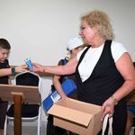 Kemer’de yaz kursu öğrencilerine Topaloğlu’ndan dondurma ikramı