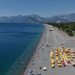 44 dereceyi gören Antalya'da sahiller doldu: Belediyelerden uyarı üstüne uyarı geldi