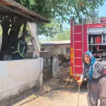 40 yıllık eşinin kapısını keserle kırdı!