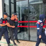 Alanya’da eşini ve kayınvalidesini bıçaklayan adam adliyede