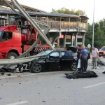 Isparta'da kontrolden çıkan otomobil ikiye bölündü!