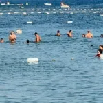 Bodrum’da sıcaklık 40 dereceyi buldu, sahillerde alışmadık gürüntüler oluştu