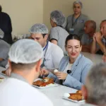 Büyükşehir’in aşevi her gün 2 bin sofraya sıcak yemek ulaştırıyor