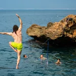 Antalya’da yürekleri ağza getiren görüntü! Denizin üzerinde yürüdüler