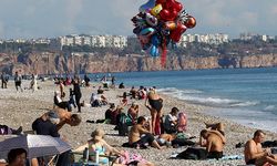 Antalya'da yağış sonrası güneş açtı: Vatandaşlar, denizin tadını çıkardı