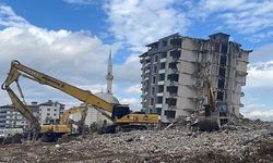 Hatay'da depremlerden ağır hasarlı binaların yıkımı sürüyor