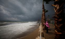Antalya'da yağış ve fırtına hayatı olumsuz etkiledi