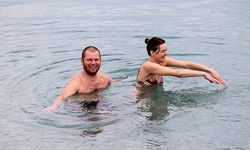 Antalya'da, yeni yılın ilk gününde denizin tadını çıkardılar