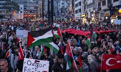 On binlerce kişi "Şehitlerimize rahmet, Filistin'e destek" etkinliği kapsamında Galata Köprüsü'ne yürüdü