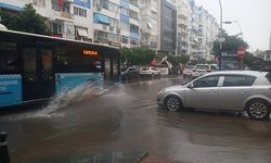 Sağanak yağış Antalya trafiğini felç etti