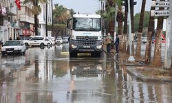 Sular altında kaldı, caddeler göle döndü