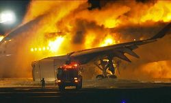 Yolcu uçağı alev aldı: 379 kişi tahliye edildi