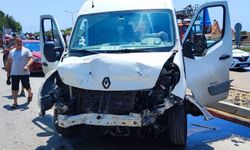 Alanya'da hafif ticari araç ile otomobilin çarpıştığı kazada 3 kişi yaralandı