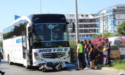 Alanya'da otobüsün çarptığı motosikletteki baba ile oğlu öldü