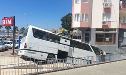 Otobüs park halindeyken hareket edip markete girdi