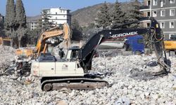 Hatay'da hasarlı binaların yıkımı devam ediyor